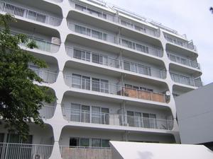 海を望む高台に建ちます