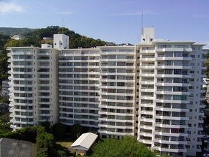 熱海プラザ外観_駅徒歩圏内の温泉大浴場付きリゾートマンション<br>熱海マンション