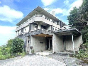 熱海自然郷_高台平坦地に建つ、堅固なＲＣ造3階建ての売保養所<br>熱海戸建